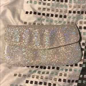Shimmering clutch